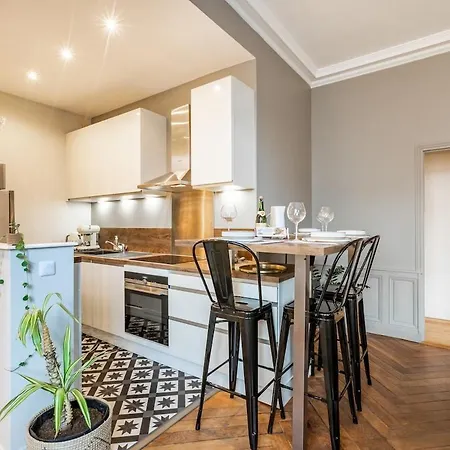 Beaux-arts • 2 2 Sdb • Parking Privé *