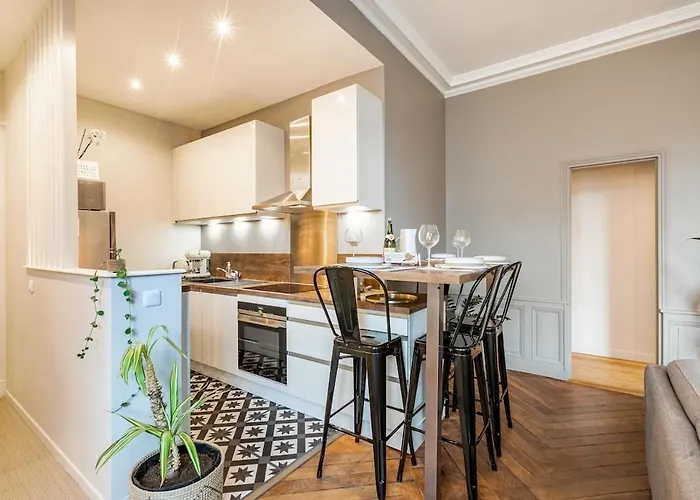 Beaux-arts • 2 2 Sdb • Parking Privé *